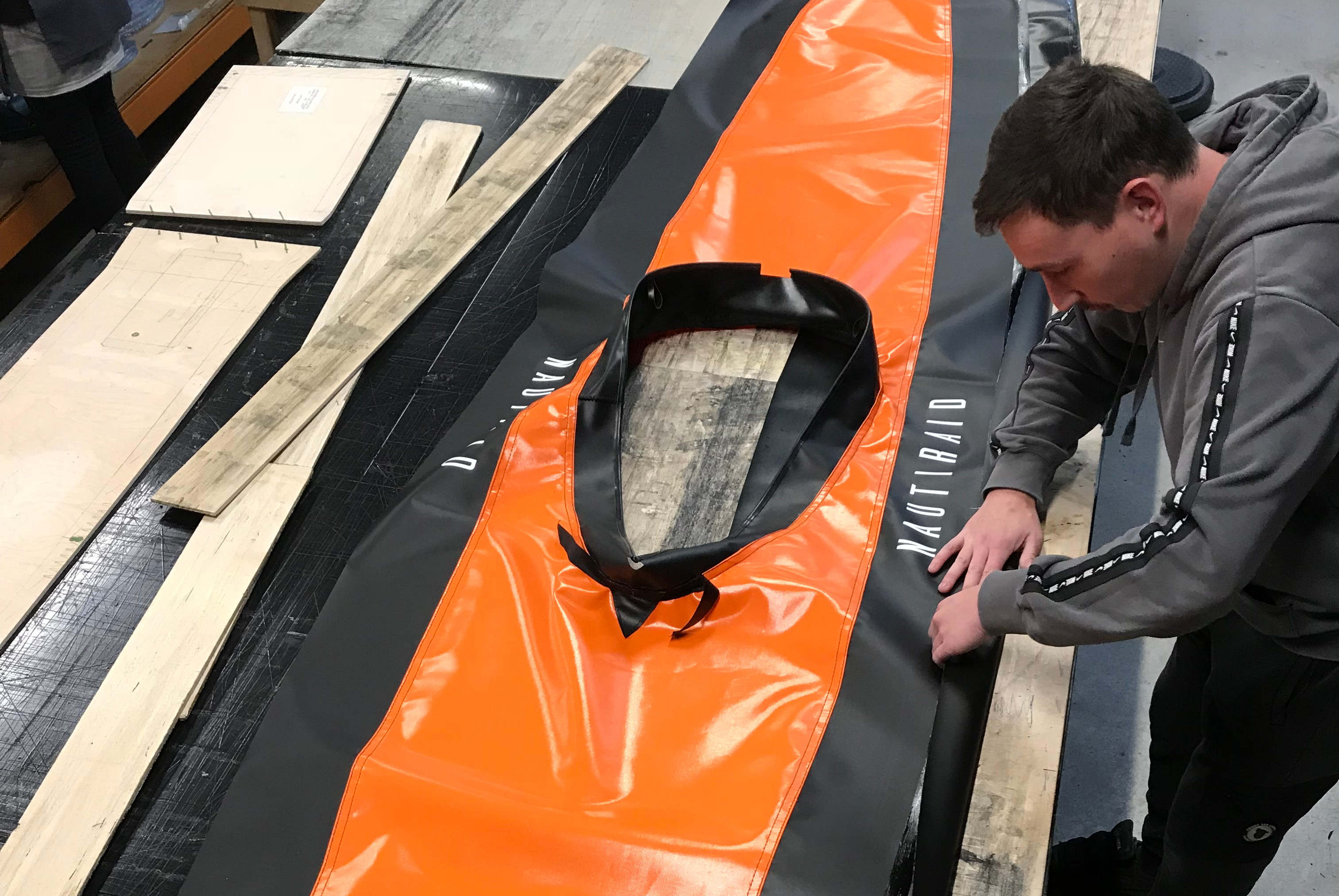 Nautiraid - verkleben der Bootshaut